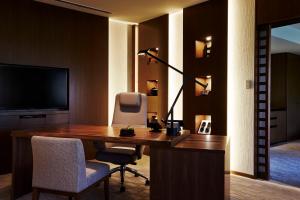 Televiisor ja/või meelelahutuskeskus majutusasutuses Hyatt Regency Kyoto