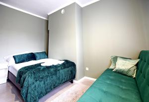 sypialnia z łóżkiem i kanapą w obiekcie Tlenoterapia w mieście Białystok