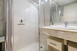 Koupelna v ubytování Apartment Hispanidad With Pool - Happy Rentals + 22 fotografií
