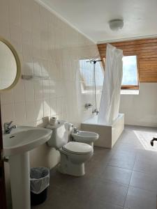 A bathroom at Apartamentos de la Hoz