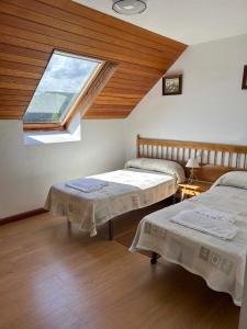 A bed or beds in a room at Apartamentos de la Hoz