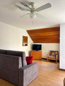 A television and/or entertainment centre at Apartamentos de la Hoz