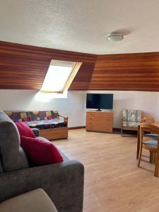 A television and/or entertainment centre at Apartamentos de la Hoz