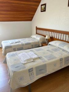 A bed or beds in a room at Apartamentos de la Hoz