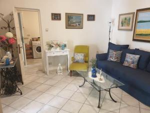 ein Wohnzimmer mit einem blauen Sofa und einem Tisch in der Unterkunft Casa Vacanze Keti in Viareggio