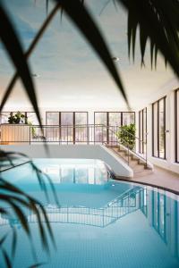 una piscina en un edificio con ventanas en Cresta Palace Celerina, en Celerina