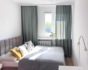 sypialnia z łóżkiem i oknem w obiekcie visit baltic - Green Apartment - Chrobrego 02 w Świnoujściu