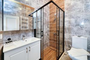 La salle de bains est pourvue d'une douche, d'un lavabo et de toilettes. dans l'établissement HAGİA Detached House, à Istanbul