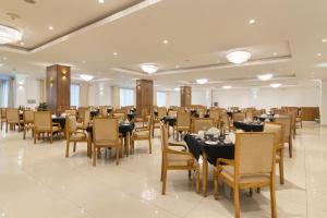 a large banquet hall with tables and chairs at Araliya Green City Hotel in Nuwara Eliya