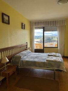 A bed or beds in a room at Apartamentos de la Hoz