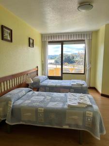 A bed or beds in a room at Apartamentos de la Hoz