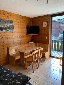 TV a/nebo společenská místnost v ubytování 155 Piste dans mon canapé