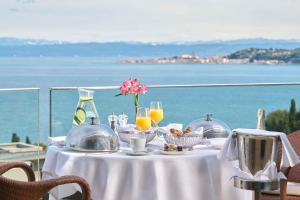 un tavolo con cibo e bevande in cima a un balcone di Kempinski Hotel Adriatic Istria Croatia a Savudrija