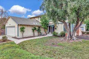 ein Haus mit einem Baum davor in der Unterkunft Luxe Home Steps from Mall and Downtown Escape in San Jose