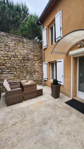 een gebouw met een patio met een stenen muur bij Maison L'Atelier des Salines in Lons-le-Saunier