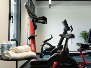 um ginásio com duas bicicletas de exercício num quarto em ibis Styles Dreux Centre Gare em Dreux