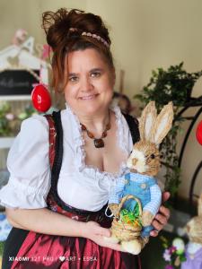 una mujer sosteniendo un conejo de peluche en sus brazos en Pensiunea Buon Gusto Sibiu-motorcyle friendly,city center en Sibiu