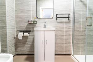 Ванна кімната в Moseley Haven 2 - Bed Luxury