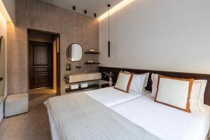 1 Schlafzimmer mit einem großen Bett und einem Badezimmer in der Unterkunft Albatros Spa & Resort Hotel in Hersonissos