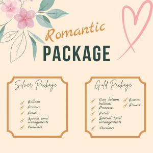 un set di tre carte con fiori rosa e un pacchetto romantico di Cosy Riverside Apartment - FREE PARKING a York