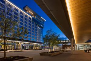 vista su un edificio di notte di Hilton BNA Nashville Airport Terminal a Nashville