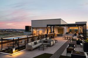 um pátio no último piso com sofás e mesas num edifício em Hilton BNA Nashville Airport Terminal em Nashville