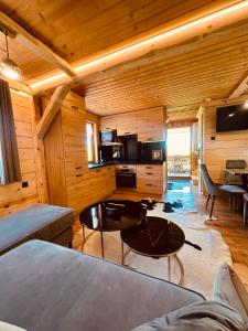 una sala de estar con un sofá y una mesa en SZAŁAS CHALET PRZY POTOKU Gospodarstwo Agroturystyczne Baciary, en Krauszów