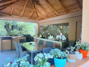 patio al aire libre con mesa y cocina en Apartman Natura vita Blagaj, en Blagaj