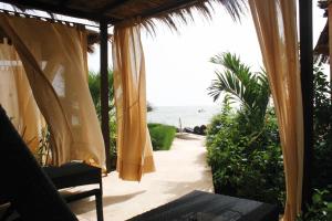 een open patio met uitzicht op de oceaan bij Le Saly Hotel & Hotel Club Filaos in Saly Portudal