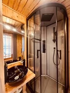 un baño con ducha y lavabo en SZAŁAS CHALET PRZY POTOKU Gospodarstwo Agroturystyczne Baciary, en Krauszów