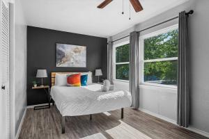 Katil atau katil-katil dalam bilik di Luxe 2-Bedroom Retreat Workspace Netflix