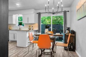 a kitchen and dining room with a table and chairs at Luxe 2-Bedroom Retreat Workspace Netflix in Irving