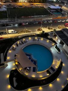 a large swimming pool in a building with a parking lot at EXPONOR, ANTOFAGASTA APARTAMENTO DE LUJO in Antofagasta