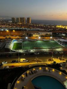 un campo da tennis in un parcheggio notturno di EXPONOR, ANTOFAGASTA APARTAMENTO DE LUJO ad Antofagasta