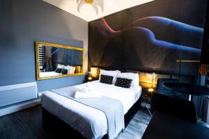 Pokój hotelowy z łóżkiem i lustrem w obiekcie Elegant 1BR Flat l Jacuzzi l Prime London Location w Londynie