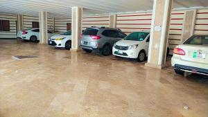 grupa samochodów zaparkowanych w garażu w obiekcie The Lavish Inn w mieście Murree