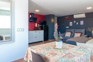 Cette chambre comprend une table avec un lit et un canapé. dans l'établissement Precioso ático en Valencia., à Valence