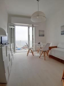 Posteľ alebo postele v izbe v ubytovaní Spectacular sea view - 3 minutes walk from the sea