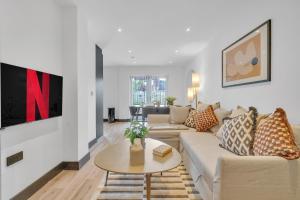 sala de estar con sofá y mesa en homely - North London Luxury Apartments Finchley en Finchley