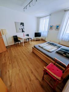 sypialnia z łóżkiem, stołem i krzesłami w obiekcie Wohnung im Zentrum von Graz w Grazu