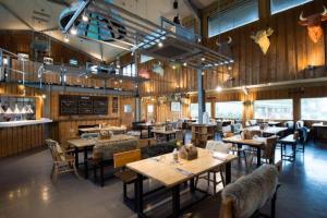 een restaurant met houten wanden en tafels en stoelen bij Dome Meadows 4 At Tapnell Farm in Yarmouth
