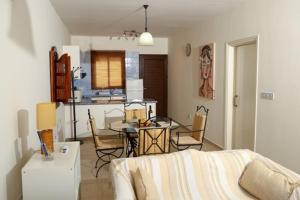 uma sala de estar com uma mesa e uma sala de jantar em Sunset Green 03 em Pafos