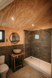 een badkamer met een wastafel, een toilet en een bad bij Dome Meadows 4 At Tapnell Farm in Yarmouth