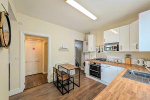 Køkken eller tekøkken på Town Centre House for 6 Guests + 4 billeder