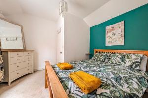 1 dormitorio con 1 cama con pared verde en Town Centre House for 6 Guests, en Bournemouth