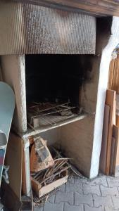 an open oven with a pile of debris in it at La Taniere 16 couchages in Vergèze