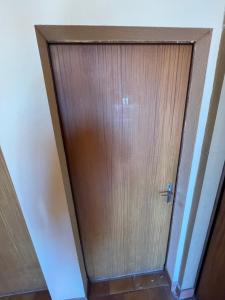 drewniane drzwi w pokoju w obiekcie Le D'Artagnan - App 11 - Balcon w mieście Cazaubon