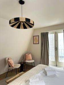 een slaapkamer met een bed en een kroonluchter bij Rembrandtplein Apartments in Amsterdam