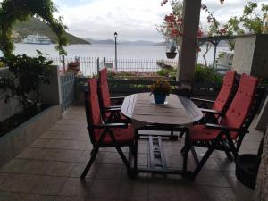 - une table et des chaises avec vue sur l'eau dans l'établissement Blue Dreams, à Almiropótamos