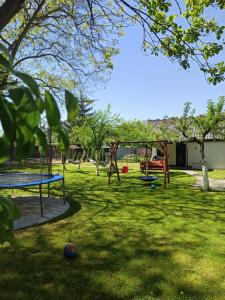 un parque con columpios y cama elástica en Noclegi NAD NILEM, en Zator